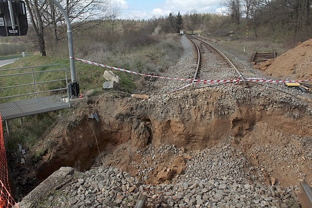 Opravy paralyzují spojení Benešovska a Příbramska. Stojí trať i hlavní silnice