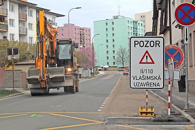 Dopravní peklo v Benešově. Řidiči uvízli v labyrintu uzavřených ulic