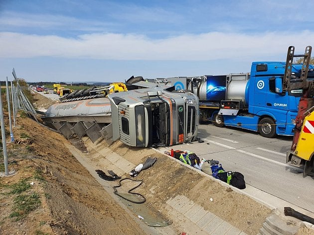 Záhadná nehoda na D1. Český kamioňák obviňuje zahraničního kolegu z vytlačení