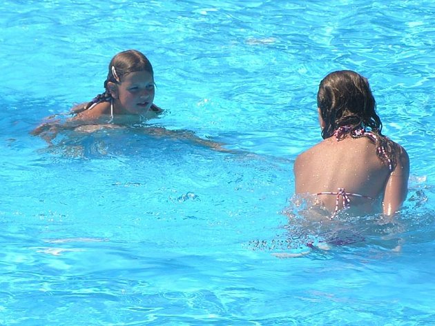 Vlašim rekonstruuje krytý bazén. Plavci musí na suchu vydržet do úvodu roku 2026