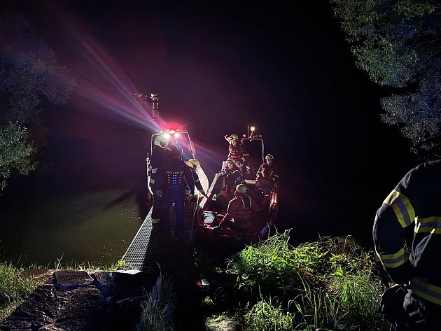 Noční drama na Sázavě. Člun narazil do plachetnice, jeden muž zmizel pod vodou
