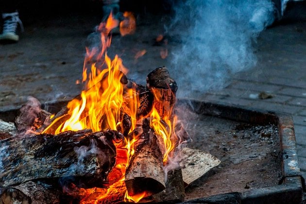 Pád při večerním posezení u ohně přinesl ženě popáleniny