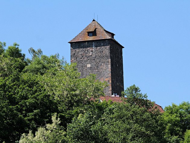 Léto na týneckém hradě s Netopýrem: festival nabídne divadlo, šerm i kouzla