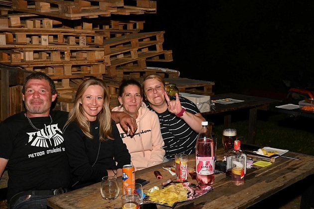Funebráci přivezli do Radvanic dobrou náladu. Country, pivo a gril ovládly večer
