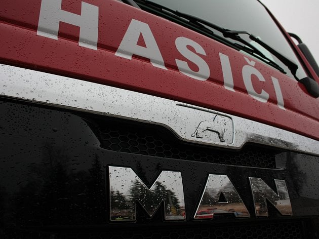 U Prahy hořela hala. V akci byl i hasičský dron