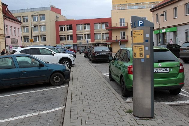 V centru Benešova pod dohledem kamer parkuje denně téměř osmnáct set aut
