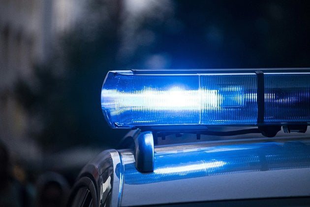 Nehoda u Křečovic: Auto skončilo ve stromě, pro zraněného řidiče letěl vrtulník