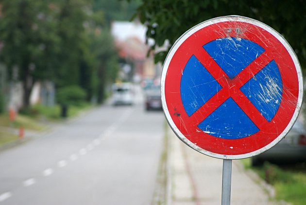 V Severní ve Vlašimi začne platit zákaz parkování. Bude se tam jezdit obousměrně