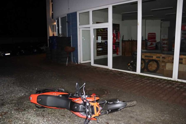 Noční vloupání v Benešově. Z prodejny motorek zmizely stroje za statisíce korun