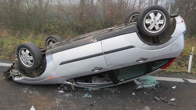 Auto při nehodě v Benešově letělo vzduchem. Řidič vystoupil po svých