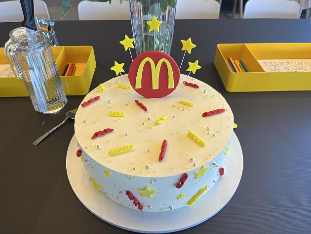 McDonald’s v Benešově zahájil provoz. Zákazníci čekali před dveřmi už od rána