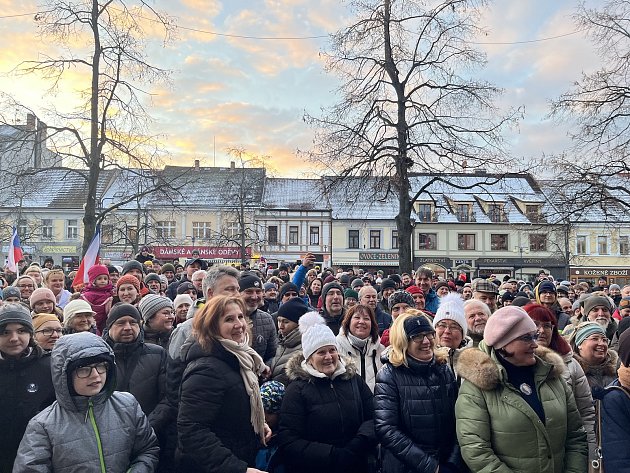 Na podporu prezidenta Petra Pavla se v Benešově sešly stovky lidí