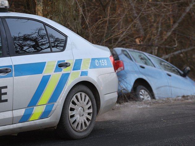 Mikrospánek řidiče. Seat Leon skončil u Vrchotových Janovic v příkopu