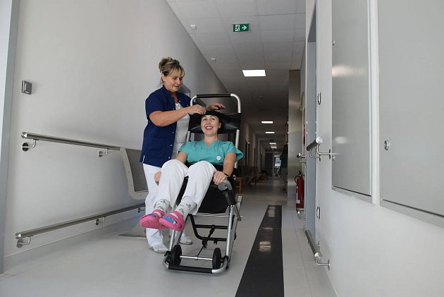 Benešovská nemocnice pořídila evakuační křesla. Schody už nebudou problém