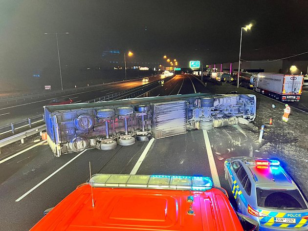 Převrácený kamion přes tři pruhy zablokoval v pátek večer D1 u Prahy