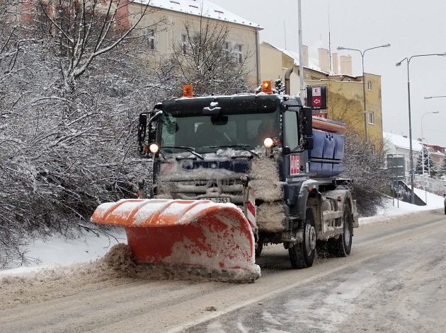 Silnice ve středních Čechách jsou ve středu ráno sjízdné se zvýšenou opatrností