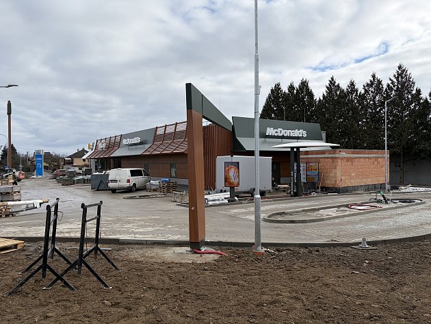 Stavba McDonald’s v Benešově finišuje. Nová restaurace se otevře tento týden