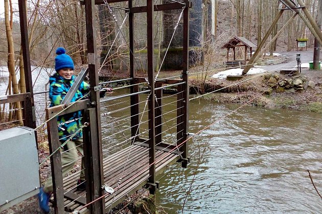 Trám, kabinka a lano. Mastník lidé překonají vlastními silami