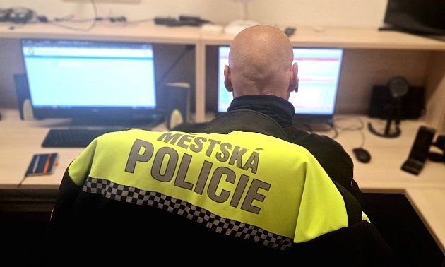 Městská policie v Benešově vyšetřovala vloupání, požár i útok paralyzérem