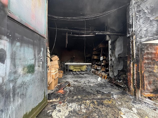 V Jílovém u Prahy hořel sklad s lamináty. Hasiči oheň uhasili za 4 minuty