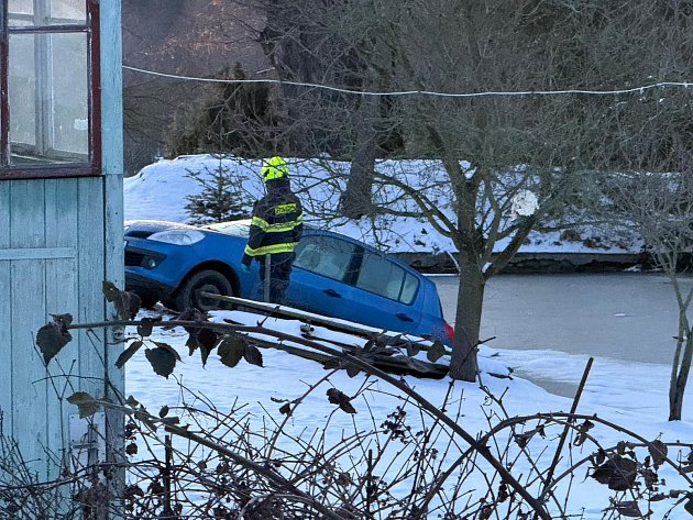 Tragédie na Benešovsku. V autě v rybníku v Křešicích byl mrtvý muž