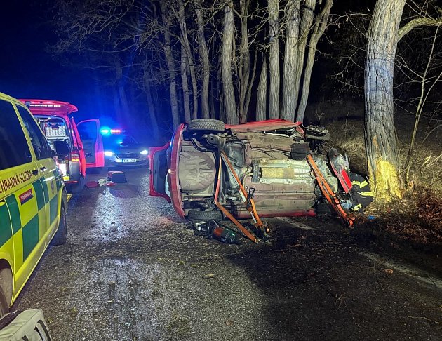 Hasiči v noci zasahovali u nehody na Benešovsku. Z vozu vyprostili dvě osoby