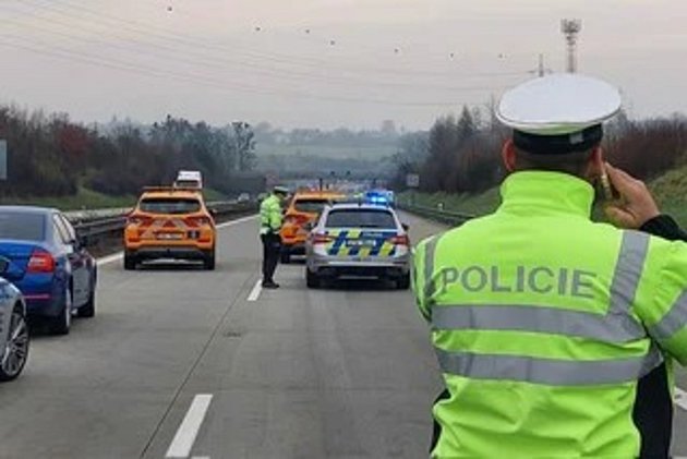 Dvě bouračky během půl hodiny na Benešovsku. Tesla ani traktor neměly svůj den