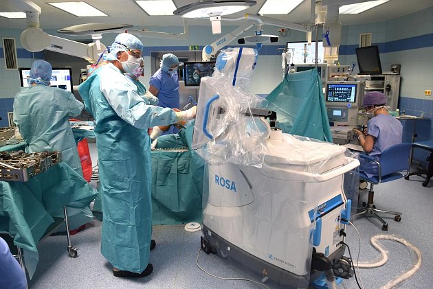 Jediná v kraji: nemocnice v Benešově operuje s pomocí robota