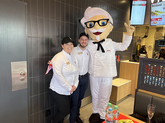 KFC v Senohrabech zahájilo provoz. První zákazníci přišli ještě před otevřením
