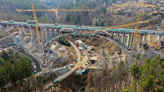 Oprava mostu Šmejkalka na D1 pokračuje. Kolony vytváří i zvědaví řidiči