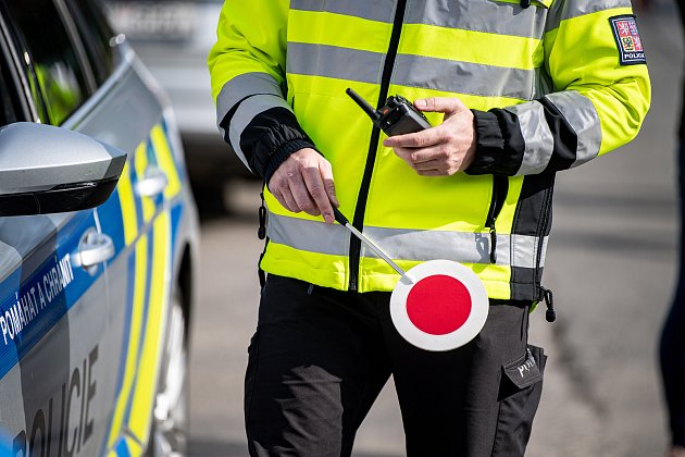Mobil i stání na zastávkách. Nešvary řidičů ohrožují bezpečnost na silnicích