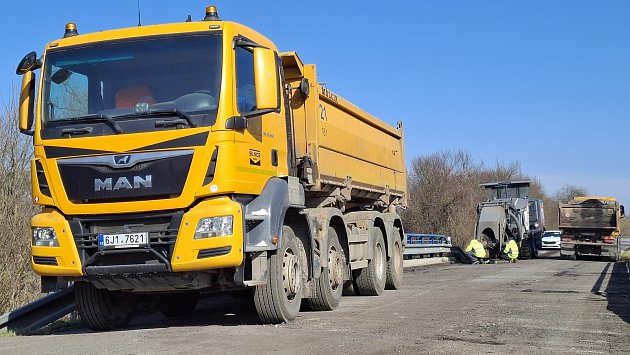 Sedm kilometrů, dvě stě milionů. Silnice Louňovice – Kamberk se opravuje