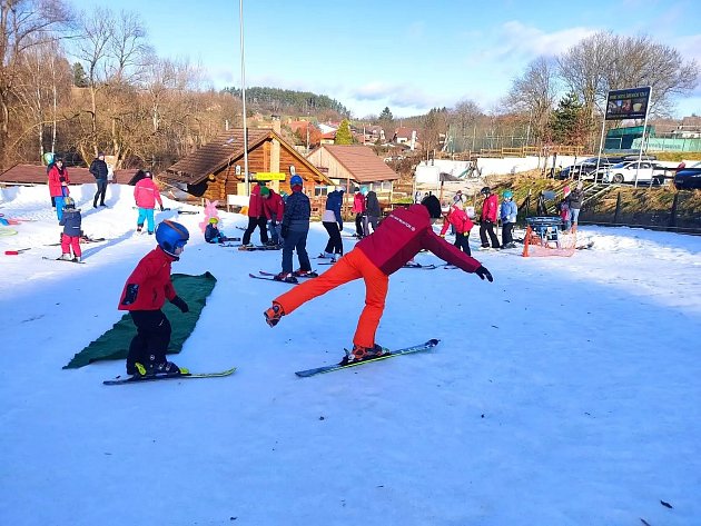 Sníh stále drží, lyžařů ubývá. Monínec ukončí sezonu už 15. března
