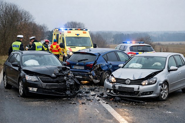 Srážka tří aut u Chotýšan: Dva zranění skončili v nemocnici