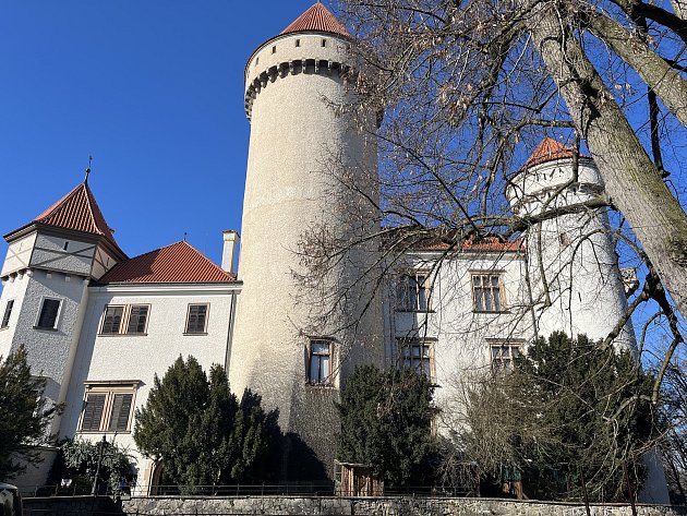 Stovky oken, tisíce předmětů, voda zakázaná. Úklid zámku Konopiště vrcholí