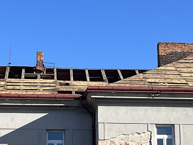 Demolice kasáren v Benešově zaujala i Českou televizi. Natočila o ní reportáž