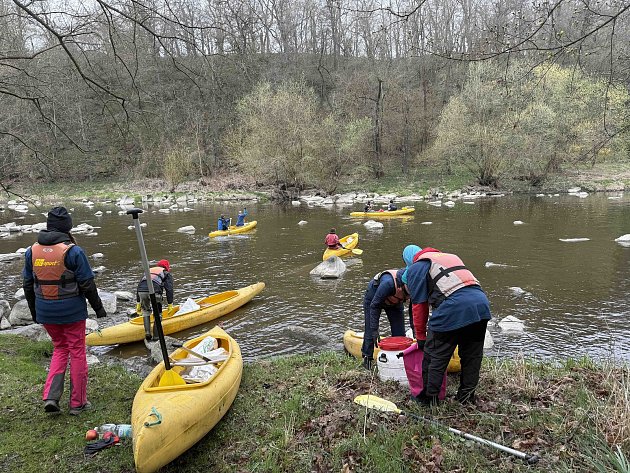 Dobrovolníci vyčistili Sázavu: odpadků ubývá, řeka je rok od roku čistší