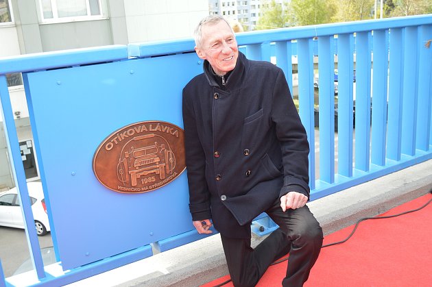 Otík se z „Vesničky mé střediskové“ vrátil do Prahy na svou lávku na Hájích