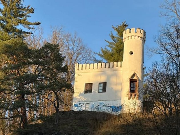 Starý hrad ve Vlašimi terčem sprejerů: Po prvním útoku vydržel čistý jen tři dny