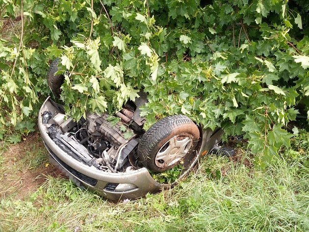 Nehoda u Votic. Řidička skončila s Octavií na střeše v příkopu