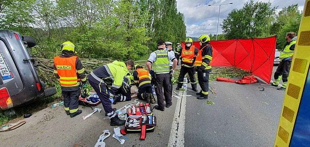 Na D1 na Benešovsku zemřel mladý spolujezdec. Auto vrazilo do stojícího kamionu