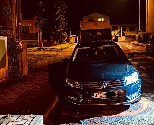 Ve Voticích naboural a ujel. Viníka hledá majitel poškozeného auta i policie