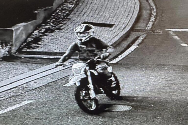 Policie hledá motorkáře. V Choceradech srazil školáka a odjel