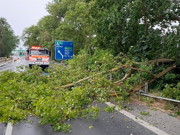 Bouřky se přehnaly Středočeským krajem. Stromy padaly přes silnice