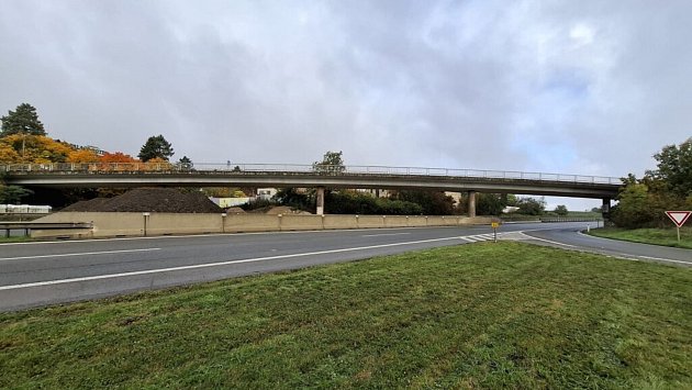 Demolice mostu u Jíloviště uzavřela D4, silničáři obnovili provoz v neděli ráno