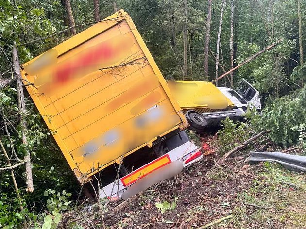 Nákladní auto v Choceradech spadlo do rokle. Hasiči museli rozřezávat svodidla
