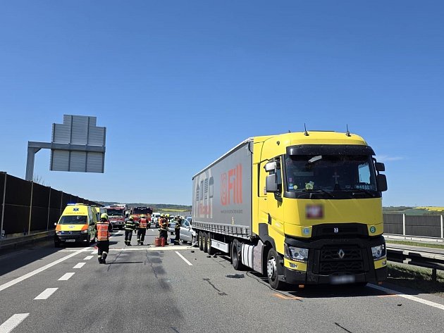 Dvě nehody na D1 na Benešovsku v pondělním ránu: bouralo pět kamionů a Kia