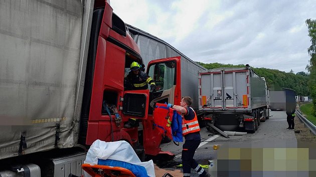 Srážka čtyř kamionů na D1 na Benešovsku ochromila dopravu, zasahovali záchranáři