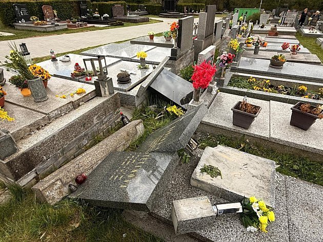 Vlašim instaluje na hřbitově kamery. Náhrobky ale nejspíš zničila bouře