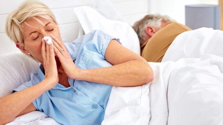 Ucpaný nos či podrážděné oči? Lékaři radí, jak se při viróze klidněji vyspat